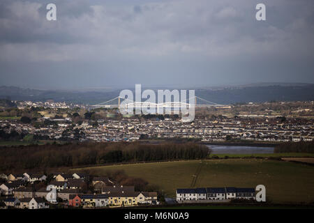 L'estuaire de Tamar à Torpoint vers le pont Tamar et avec le Royal Albert Bridge conçu par Isambard Kingdom Brunel Banque D'Images