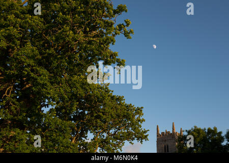 Moon Over church at Twilight Banque D'Images