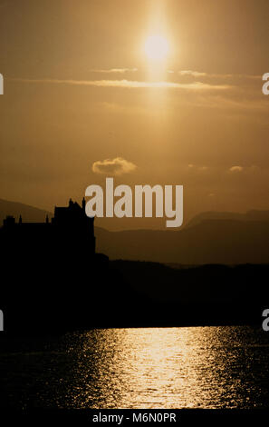 Scotalnd Duart Castle, sur l'île de Mull. Duart Castle 1986 Dhubhairt ou an Caisteal en gaélique écossais est un château sur l'île de Mull, sur la côte ouest de l'Écosse, au sein du conseil Secteur d'Argyll et Bute. Le château date du 13ème siècle et est le siège du clan MacLean Banque D'Images