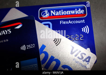 Symboles sur l'échelle du pays, sans contact et MBNA American Express Visa Cartes de débit et de crédit. Banque D'Images