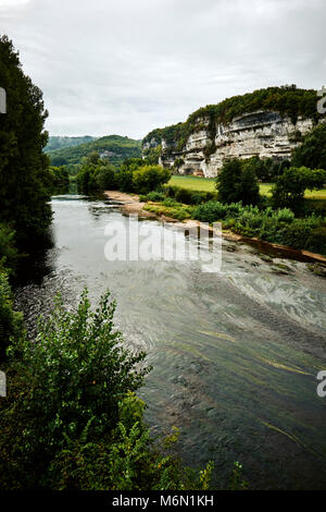 La Roque Saint Christophe et la rivière Vézère en Dordogne, où une ville troglodyte a été construit dans les falaises de calcaire Banque D'Images