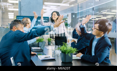 Beau Portrait/ rapport donne à ses partenaires d'affaires Présentation tout le monde de joie et d'applaudir aux résultats affichés sur le mur plat. Banque D'Images