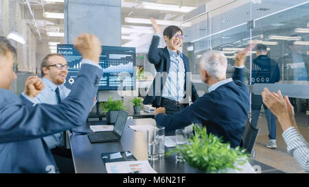 Asian Businessman/ rapport donne à ses partenaires d'affaires Présentation tout le monde de joie et d'applaudir et de donner une haute cinq d'approuver son projet. Banque D'Images