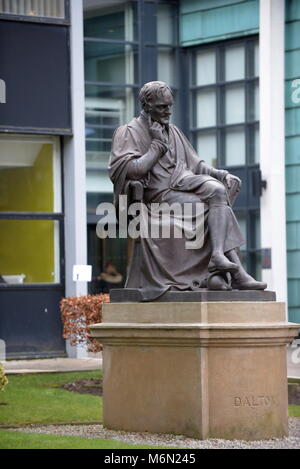 Statue de John Dalton à la Manchester Metropolitan University Banque D'Images