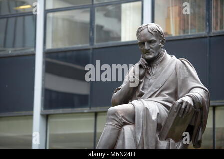 Statue de John Dalton à la Manchester Metropolitan University Banque D'Images