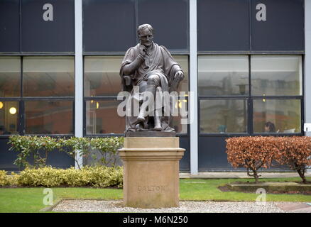 Statue de John Dalton à la Manchester Metropolitan University Banque D'Images