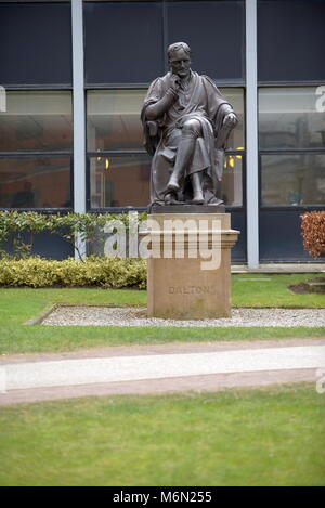 Statue de John Dalton à la Manchester Metropolitan University Banque D'Images