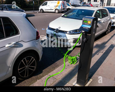 La voiture électrique d'être facturés au street chargepoint, Londres Banque D'Images