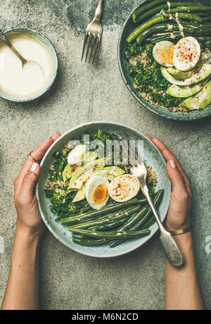 Le quinoa, le chou frisé, les haricots verts, l'avocat, bols d'oeufs télévision à jeter, composition verticale Banque D'Images