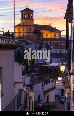 Grenade, Andalousie, Espagne - 1er janvier 2018 : vue du coucher de soleil d'allumé l'Eglise de San Cristobal dans la quartier de l'Albayzin. Banque D'Images