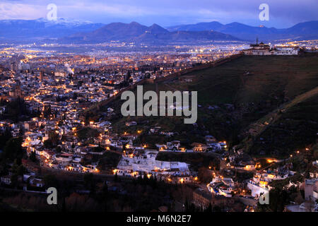 Grenade, Andalousie, Espagne - Janvier 8th, 2010 : Cityscape at Dusk avec quartier Sacromonte en premier plan. Banque D'Images