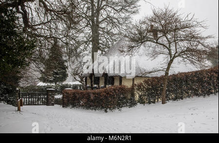 Un événement inhabituel - le village de Cockington dans le sud du Devon, UK avec une couverture de neige, d'Emma 2018 Tempête Banque D'Images