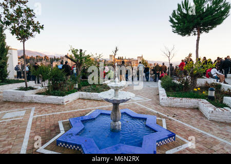 Grenade, Andalousie, espagne. Jardin et vue dans la cour de la mosquée de Grenade en face du palais de l'Alhambra. Banque D'Images