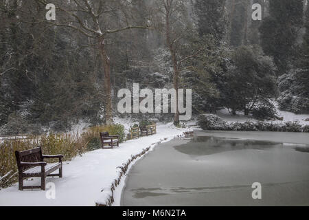 Un événement inhabituel - le village de Cockington dans le sud du Devon, UK avec une couverture de neige, d'Emma 2018 Tempête Banque D'Images