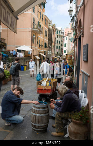 Des boissons sur la rue, Via Roma, Vernazza, Cinque Terre, ligurie, italie Banque D'Images