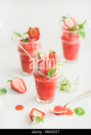 La fraise et de l'été avec du champagne dans des verres granita à la menthe Banque D'Images