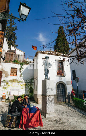 Grenade, Andalousie, espagne. Deux jeunes gens assis à un café en plein air dans la jonction de l'Albaicin et Sacromonte Unesco districts. Banque D'Images