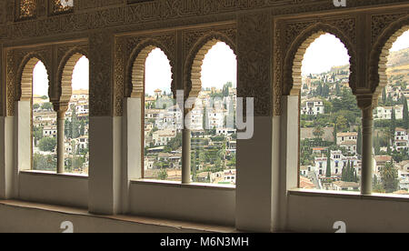 Grenade Espagne - 10 OCTOBRE 2010 10 : Vue de Grenade à travers une fenêtre décorée de calligraphies et des ornements orientaux dans le palais de l'Alhambra Banque D'Images