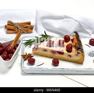 Morceau de Tarte au fromage blanc et cerises en conserve sur une planche de bois blanc Banque D'Images
