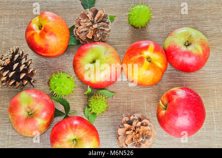 Fruits d'automne, du cône, de châtaignes, de pommes et de nectarines sur fond de bois Banque D'Images