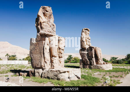 Louxor, Egypte. Colosses de Memnon, deux énormes statues de pierre du pharaon Aménophis III, qui régna en Egypte au cours de la dynastie XVIII. Banque D'Images