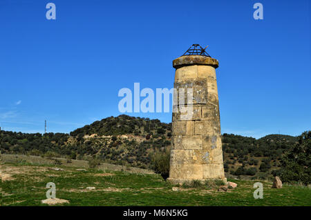 Une tour de ventilation dans la pierre dans le domaine de San Agustin de Guadalix, province de Madrid. L'Espagne. Banque D'Images