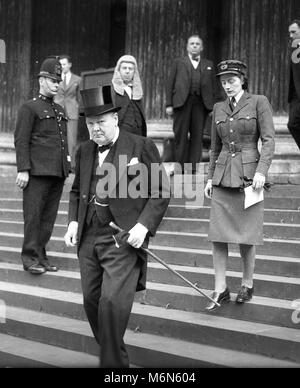 Le Premier ministre britannique, Winston Churchill avec sa fille Sarah, laissant le service commémoratif à la Cathédrale St Paul pour le président américain Franklin D. Roosevelt. 17 avril 1945 : Banque D'Images