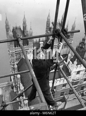 Travailleur de la construction Construction d'échafaudages sur le 'Big Ben' tour de l'horloge sur les chambres du Parlement, également appelé Palais de Westminster en 1948. La santé et la sécurité du travail en vigueur. Banque D'Images