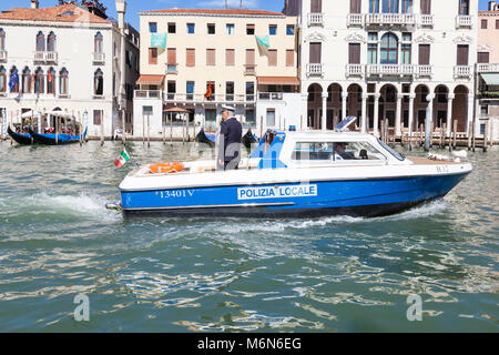 Polizia Locale bateau sur le Grand Canal, Venise, Vénétie, Italie avec deux agents de police italienne locale en patrouille à Cannaregio Banque D'Images