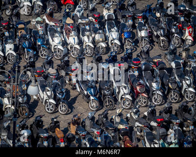 Motos et cyclomoteurs en parc de voiture vu de dessus Banque D'Images