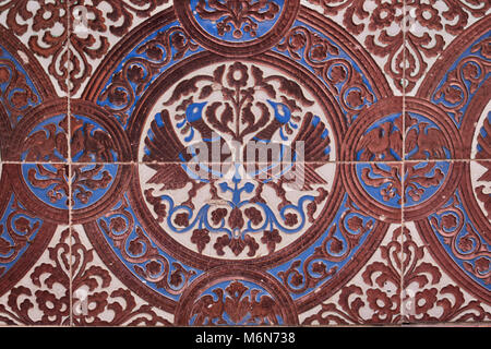 Close up de dessins marron et bleu sur les carreaux de masque et l'arrière-plan Banque D'Images