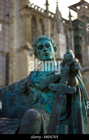 Gros plan d'une statue de l'empereur romain Constantin à côté de la cathédrale de York de York, Royaume-Uni Banque D'Images