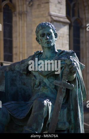 Gros plan d'une statue de l'empereur romain Constantin à côté de la cathédrale de York de York, Royaume-Uni Banque D'Images