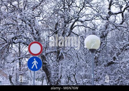 Signaux de rue et lampe de rue dans la neige (Pesaro, Italie) Banque D'Images