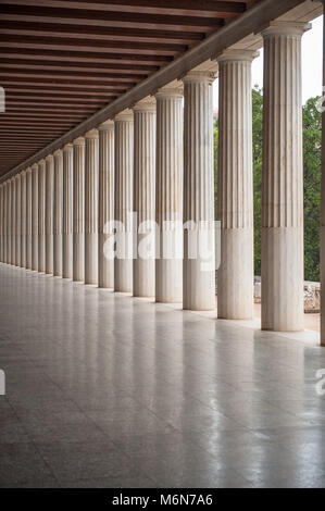 Colonnade dans l'ordre dorique du STOA d'Attalos dans le site archéologique de l'ancienne Agora à Athènes, Grèce; abrite le musée homonyme. Banque D'Images