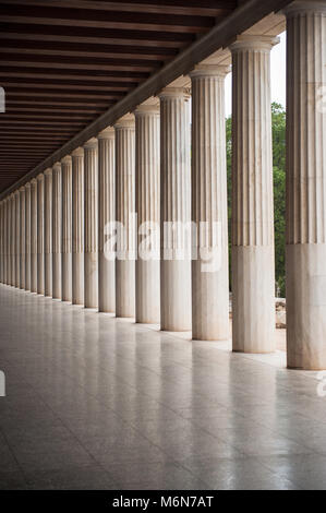 Colonnade dans l'ordre dorique du STOA d'Attalos dans le site archéologique de l'ancienne Agora à Athènes, Grèce; abrite le musée homonyme. Banque D'Images