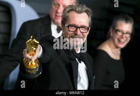 Gary Oldman et épouse Gisèle Schmidt assister à la Vanity Fair Oscar Party à Wallis Annenberg Center for the Performing Arts à Beverly Hills, Los Angeles, USA, le 04 mars 2018. Dans le monde d'utilisation | Banque D'Images