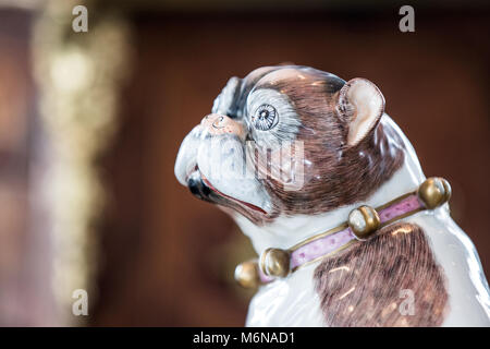 22 février 2018, l'Allemagne, Düsseldorf : UN Meissener pug faite de porcelaine, créé par Johann Joachim Kaendler autour de l'année 1740, est exposée à la Hetjens-Museum. L'exposition 'stubenrein Garantiert ! Möpse Meissener Porzellan aus und ihre Freunde" (lit. 'Totalement formés à la maison ! Meissener tasses Carlin et leurs amis') est composé de plus de 60 le Carlin. Photo : Marcel Kusch/dpa Banque D'Images