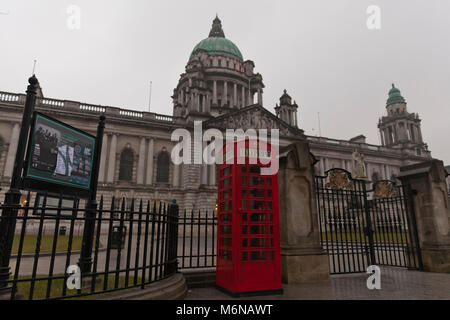 Belfast, Royaume-Uni. 5 mars, 2018. Une K6 Téléphone rouge fort a été lieu juste à côté de l'entrée dans l'enceinte de Belfast City Hall Crédit : Bonzo/Alamy Live News Banque D'Images