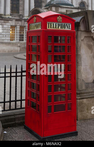 Belfast, Royaume-Uni. 5 mars, 2018. Une K6 Téléphone rouge fort a été lieu juste à côté de l'entrée dans l'enceinte de Belfast City Hall Crédit : Bonzo/Alamy Live News Banque D'Images