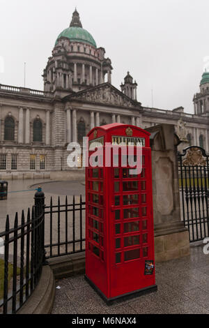 Belfast, Royaume-Uni. 5 mars, 2018. Une K6 Téléphone rouge fort a été lieu juste à côté de l'entrée dans l'enceinte de Belfast City Hall Crédit : Bonzo/Alamy Live News Banque D'Images