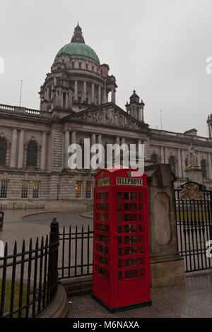 Belfast, Royaume-Uni. 5 mars, 2018. Une K6 Téléphone rouge fort a été lieu juste à côté de l'entrée dans l'enceinte de Belfast City Hall Crédit : Bonzo/Alamy Live News Banque D'Images