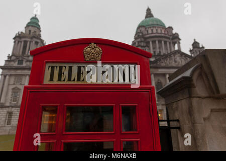 Belfast, Royaume-Uni. 5 mars, 2018. Une K6 Téléphone rouge fort a été lieu juste à côté de l'entrée dans l'enceinte de Belfast City Hall Crédit : Bonzo/Alamy Live News Banque D'Images