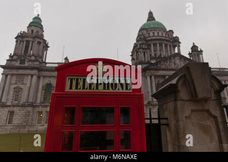 Belfast, Royaume-Uni. 5 mars, 2018. Une K6 Téléphone rouge fort a été lieu juste à côté de l'entrée dans l'enceinte de Belfast City Hall Crédit : Bonzo/Alamy Live News Banque D'Images