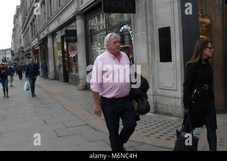 London,UK,5 mars 2018, un homme marche dans les manches de chemise tandis que les magasins d'Oxford Street, et bénéficie du temps qu'il se réchauffe et se sent plus printanier à Londres©Keith Larby/Alamy Live News Banque D'Images