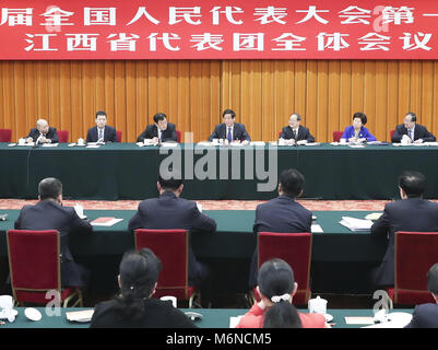 (180305) -- BEIJING, 5 mars 2018 (Xinhua) -- Li Zhanshu, membre du Comité permanent du Bureau politique du Parti communiste chinois (PCC), le Comité central s'associe à une discussion de groupe avec les députés de la province à la première session de la 13e Congrès National du Peuple à Beijing, capitale de Chine, le 5 mars 2018. (Xinhua/Ding Lin) Banque D'Images