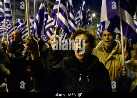 Athènes, Grèce, le 5 mars 2018. Les partisans d'Aube dorée protester contre l'arrestation de deux officiers de l'armée grecque pour patrouiller la frontière gréco-turque par les forces turques à Athènes, Grèce. Crédit : Nicolas Koutsokostas/Alamy Live News. Banque D'Images