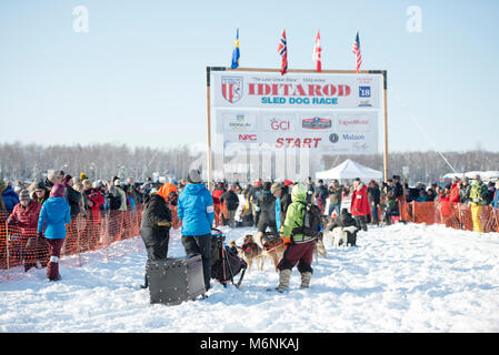 Willow, Alaska, USA. 4e Mar, 2018. L'équipe de Smyth Ramey s'approche de la ligne de départ de l'Iditarod Sled Dog Race. Credit : Kristen Bentz/Alamy Live News Banque D'Images