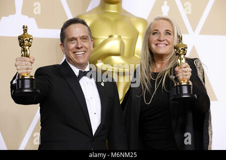 Hollywood, Californie. 4e Mar, 2018. Lee Unkrich et Darla K. Anderson, pour les gagnants des prix 'Best Animated Feature', poser dans la salle de presse au 90th annual Academy Awards au Hollywood & Highland Center le 4 mars 2018 à Hollywood, Californie. Utilisation dans le monde entier | Credit : dpa/Alamy Live News Banque D'Images