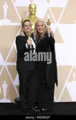 Hollywood, Californie. 4e Mar, 2018. Lee Unkrich et Darla K. Anderson, pour les gagnants des prix 'Best Animated Feature', poser dans la salle de presse au 90th annual Academy Awards au Hollywood & Highland Center le 4 mars 2018 à Hollywood, Californie. Utilisation dans le monde entier | Credit : dpa/Alamy Live News Banque D'Images